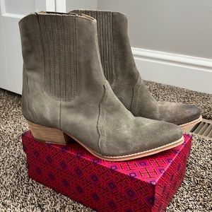 Free People New Frontier Chelsea Boots, NWOT